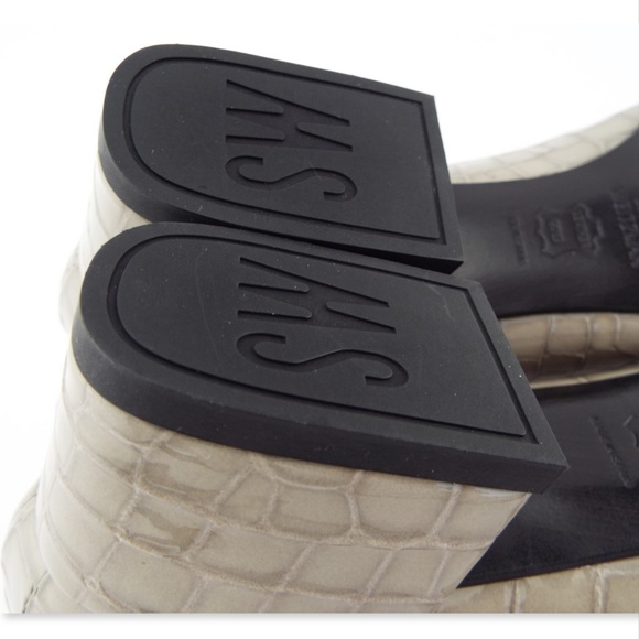 New STUART WEITZMAN Alligator Block Heel Pumps 6 - Picture 8 of 8